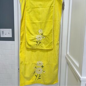 Vintage 1960s 6-piece Bath towel set, yellow with daisy appliqué.